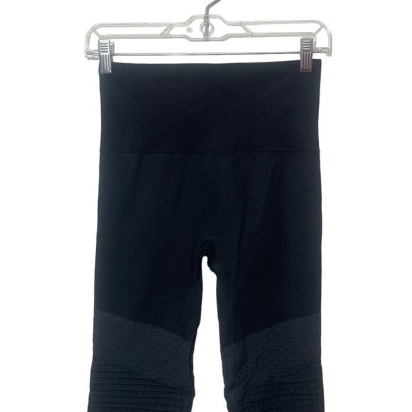 Spanx Medium Black Leggings‎ Textured Leg Pattern - Picture 7 of 9